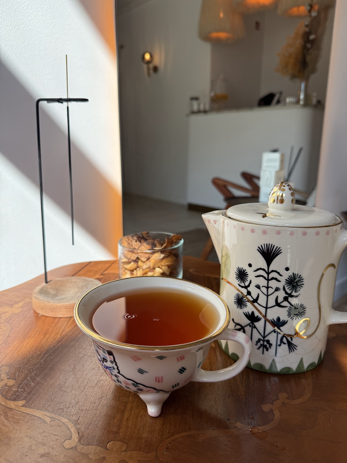 Herbata w porcelanowej filiżance podawana po masażu w o.massage.warsaw