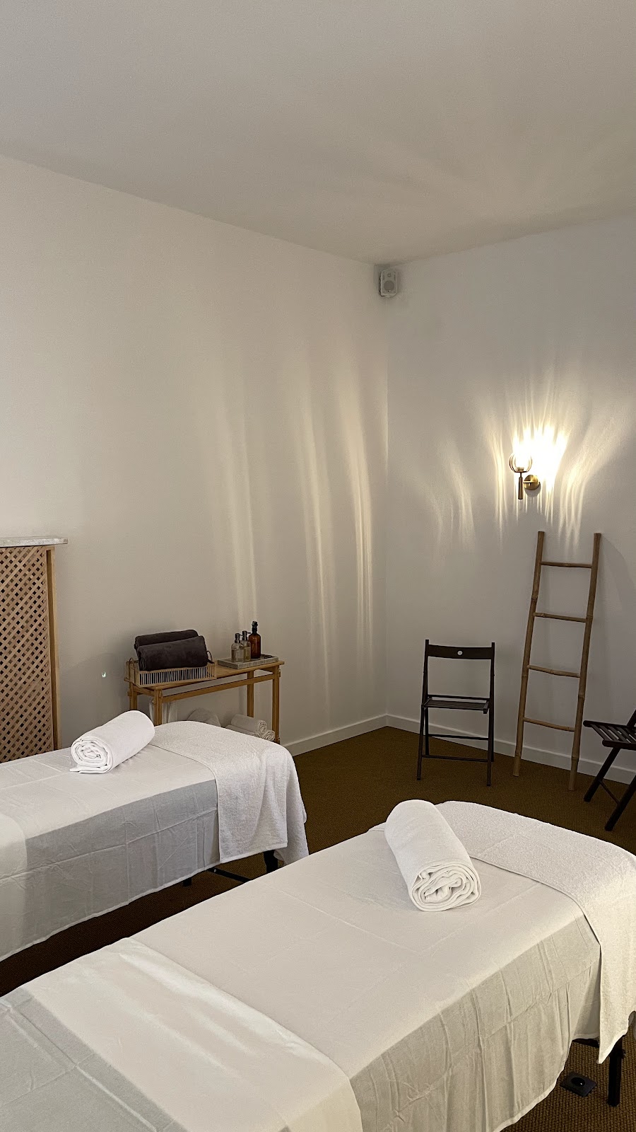 Masaż klasyczny w gabinecie o.massage.warsaw — dwie leżanki gotowe na zabieg